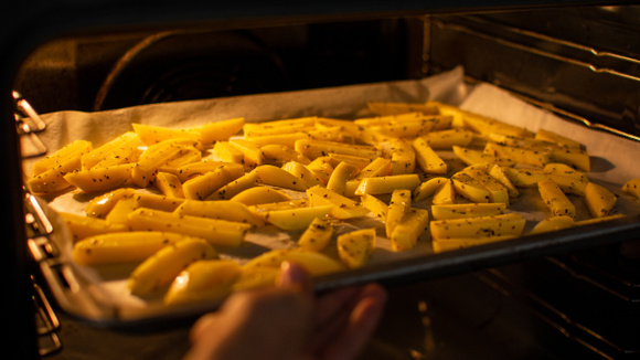 Embora possa parecer absurdo, muitos fornos têm função de air fryer: como usá-la corretamente e saber se vale a pena?