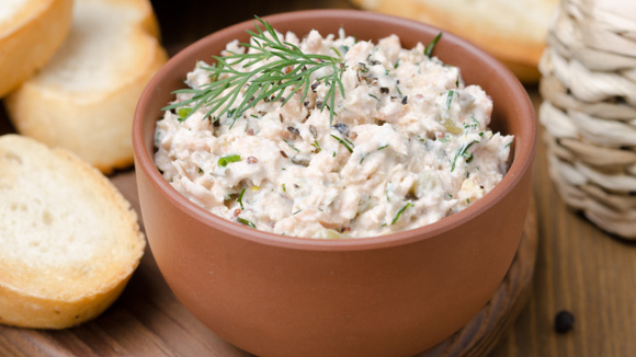 Patê de sardinha cremoso: sirva no lanche com torrada ou use para fazer um sanduíche delicioso