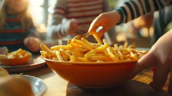 Os cozinheiros concordam: “Para fazer batatas fritas crocantes, adicione 30 g de amido de milho e 1 colher de chá de sal.”