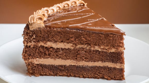 Bolo mousse de chocolate de comer com os olhos fechados: massa fofinha que derrete na boca e doce na medida certa