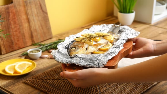 Técnica correta de uso do papel alumínio para acelerar o cozimento dos alimentos. (Foto: Shutterstock)