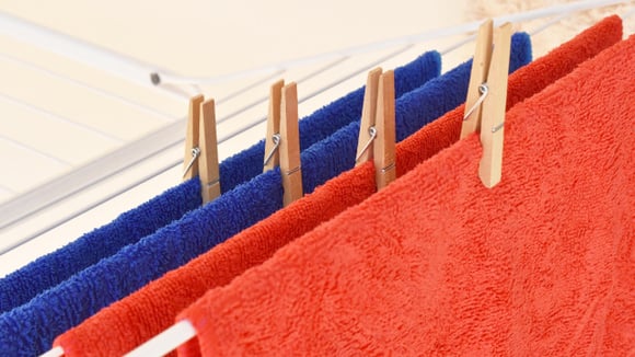 É preciso ter atenção com a secagem para garantir que o pano de microfibra esteja devidamente higienizado (Créditos: Shutterstock)
