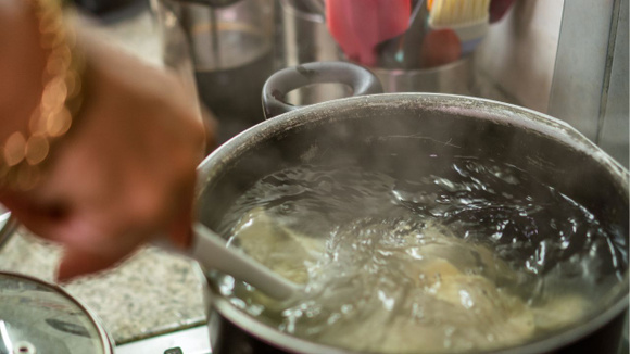 Antes de misturar o louro com vinagre, as folhas devem ser fervidas com água para concentrar o aroma (Créditos: Shutterstock)