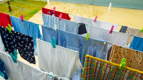 Roupa molhada por muito tempo fica com mau cheiro? Especialista explica o problema e TudoGostoso revela como resolver