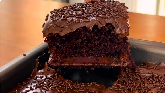 Fica pronto sem sujar louça e em menos de 1 hora: como fazer bolo de chocolate molhadinho com cobertura cremosa