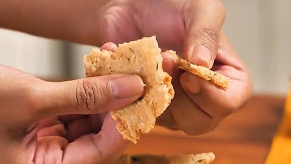 Leve e crocante, esse biscoitinho também vai bem com patês ou como complemento de uma tábua de frios (Créditos: TudoGostoso)