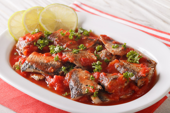 Sardinha cozida na panela de pressão. (créditos: Shutterstock)