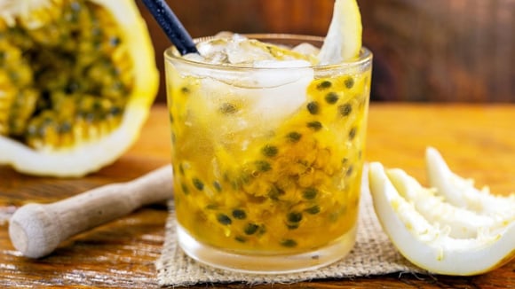Não há nada mais fresquinho do que uma caipirinha de maracujá! (Créditos: Shutterstock)