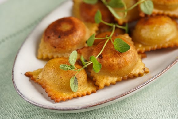 Você pode preparar essa receita de ravioli crocante no forno ou na airfryer. (créditos: Shutterstock)