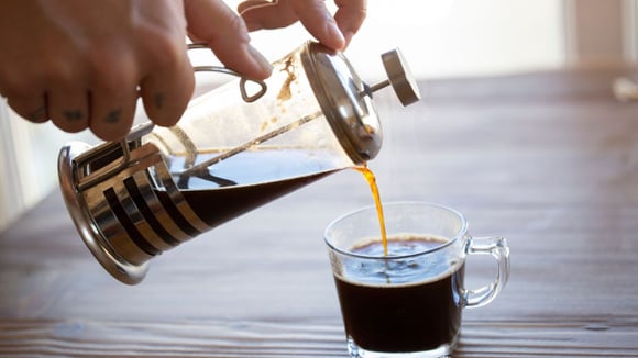 Café feito na prensa francesa (Créditos: Canva)