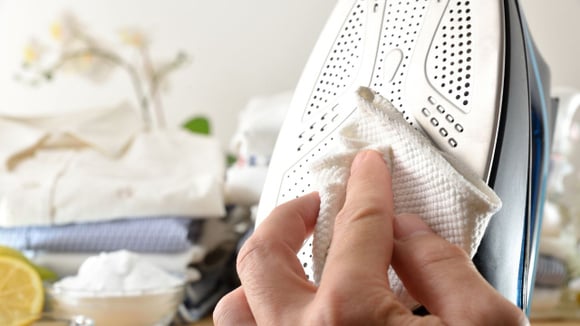 Limpeza do ferro de passar roupa simples e prática (Créditos: Shutterstock)