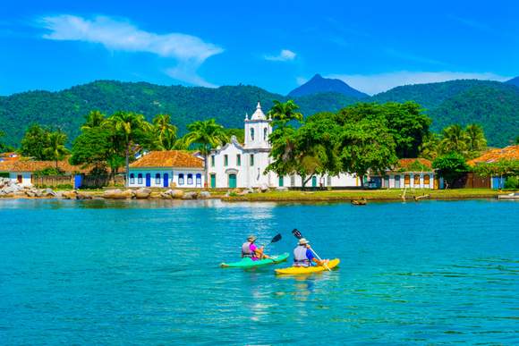 Centro Histórico de Paraty visto do mar: passeio de escuna é experiência clássica por lá. Já os aventureiros podem alugar um caiaque! (Crédito: Shutterstock)