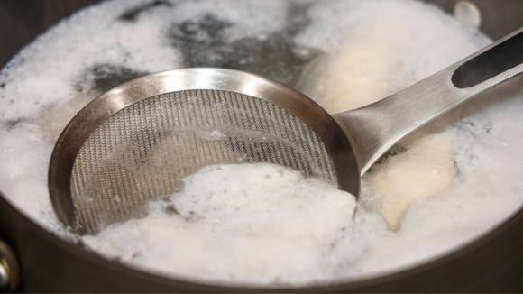 A espuma que aparece no caldo deve ser retirada? O TudoGostoso esclarece essa dúvida comum