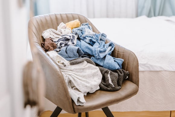 Muitas famílias ainda fazem isso, mas aqui está por que as roupas velhas não devem virar pano de chão