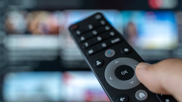 Combo com 2 Smart TVs Samsung tem menor preço do ano na Amazon e é opção para renovar a casa