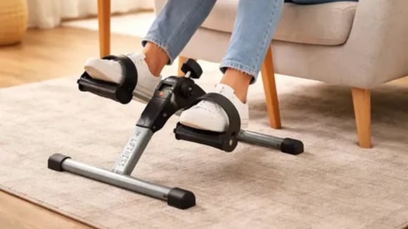 Mini bicicleta ergométrica permite fazer exercícios sem sair de casa e está com 14% de desconto