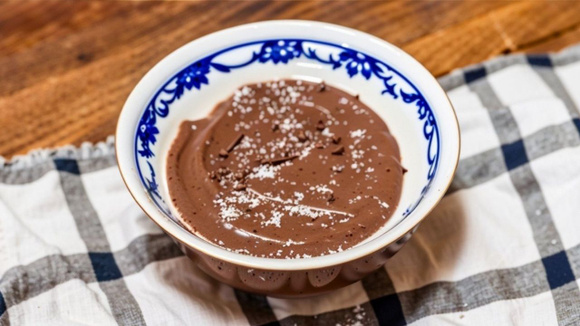 Mousse de chocolate bem cremoso em tigela pequena (Créditos: TudoGostoso/Thaís Melise)