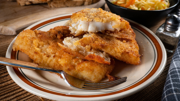 O bacalhau frito da minha avó portuguesa é o melhor: receita à moda antiga é um prato maravilhoso para o Natal ou fim de semana
