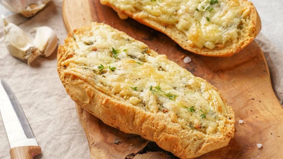 Esse é o pão de alho mais perfeito do mundo: seu churrasco de domingo não pode ficar sem essa receita!