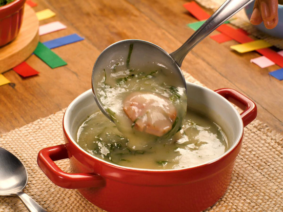 Esquente seu dia com esses preparos DELICIOSOS de caldos perfeitos para espantar o frio