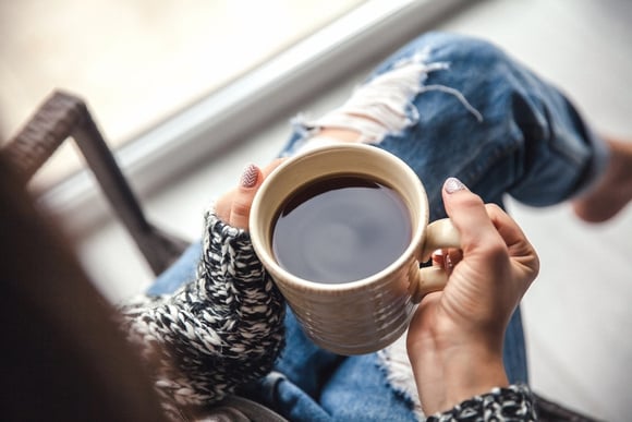 Os 10 países que mais consomem café no mundo em 2025, sendo o número 1 aquele que consome em média mais de 5 xícaras por dia
