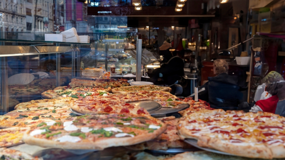 “Comemos 50 porções por mês”: atleta de handebol larga carreira para faturar com própria franquia de pizza