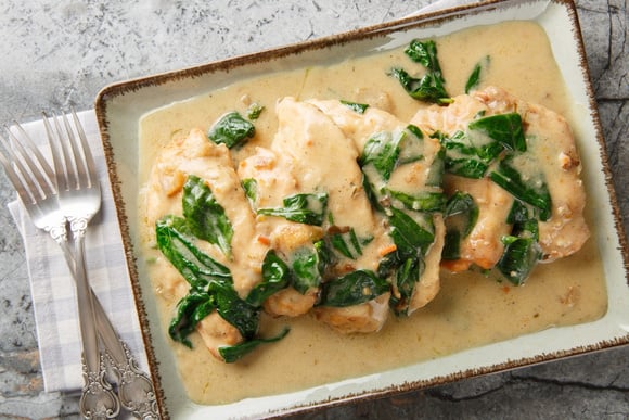 Receita fácil de hoje em 30 minutos: TudoGostoso ensina como fazer frango cremoso com espinafre e queijo, um prato rico em proteínas
