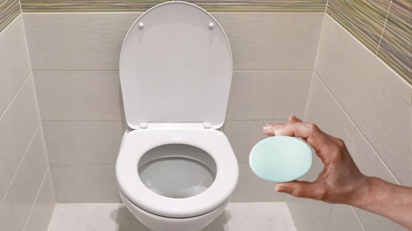 Jogar sabonete em barra no vaso sanitário reduz os odores? Aqui está uma maneira mais fácil de obter um aroma agradável sem correr o risco de entupir os canos!