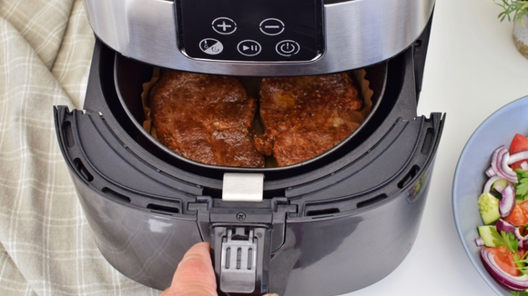 A carne fica uma delícia! (Créditos: Shutterstock)