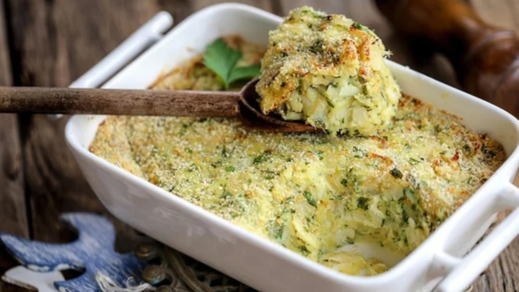 Torta de bacalhau de travessa: é só bater a massa no liquidificador e levar ao forno!