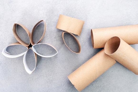 Eu não jogo fora os rolos de papel alumínio: corto-os em anéis como se fossem salsichas — assim, fica menos bagunçado no armário e na cozinha
