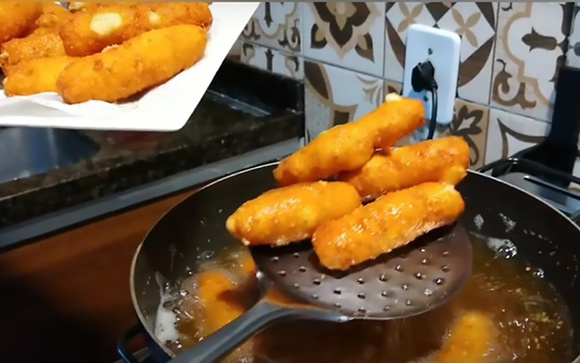 Croquete de queijo sem massa bem crocante por fora e puxa-puxa por dentro é de comer rezando