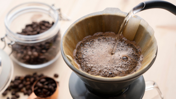 Quase todo mundo bebe café errado e nem sabe, mas eu vou te contar agora o jeito certo, segundo a ciência