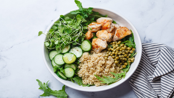 Almoço leve e cheio de proteína? Essas saladas são a resposta para uma refeição prática e cheia de sabor