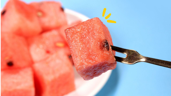 Um jeito simples de cortar a melancia em 2 minutos e sem sujeira na cozinha