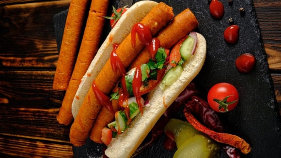 Cachorro-quente vegano feito com salsicha vegetal, legumes picados e ketchup para finalizar (Créditos: Shutterstock)
