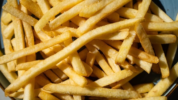 Por que as batatas fritas de restaurante são sempre melhores do que as caseiras? O segredo está neste truque simples e o TudoGostoso te ensina