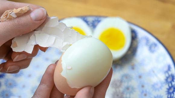 Como cozinhar ovos para que sejam fáceis de descascar e a casca se solte com facilidade? Com esse truque, você não precisa usar sal e nem vinagre