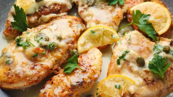 Frango grelhado ao alho e limão é a receita fácil para encher de sabor o seu almoço de segunda-feira