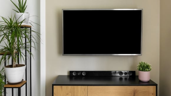 Samsung QLED 43" + Soundbar: combo une imagem vibrante e som mais imersivo por menos de R$ 2 mil