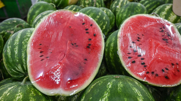 Por que você não deve comprar melancia já cortada no supermercado