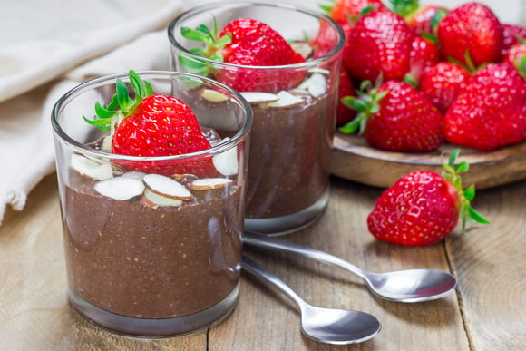 Pudim proteico de chia e chocolate com morangos: veja como fazer esta sobremesa saudável em apenas 3 passos