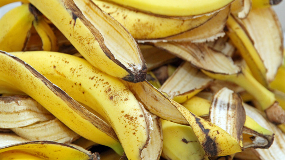 Polvilhei sal na casca de banana - não consigo deixar de me maravilhar com a minha engenhosidade: o truque perfeito para os preguiçosos de verdade