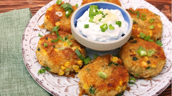 hambúrgueres de atum servidos com molho (Créditos: Canva)