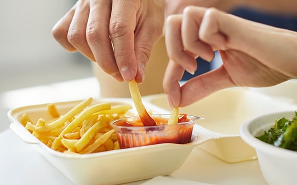 Você não vai acreditar, mas as batatas fritas são muito menos prejudiciais se combinadas com ketchup ou molho de tomate
