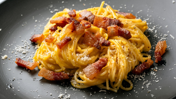 Quer comer um bom macarrão à carbonara em casa? Então siga esse passo a passo para ter um resultado digno de restaurante