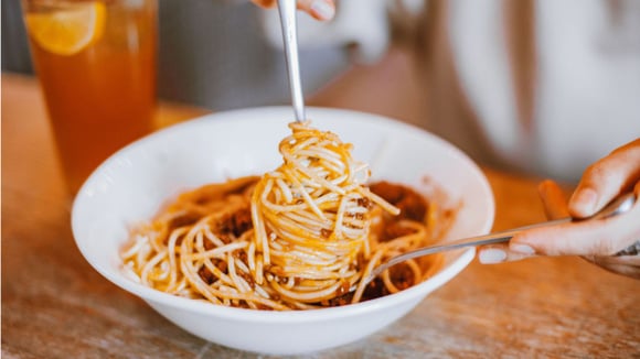 Massas longas combinam com molhos fluidos e cremosos, enquanto massas curtas vão melhor com molhos "pedaçudos" (Créditos: Roman Odintsov/Pexels)