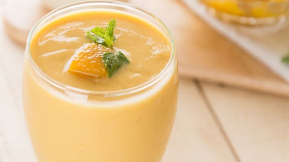 Suco de manga com leite supercremoso decorado com hortelã e pedaço da fruta (Créditos: Shutterstock)
