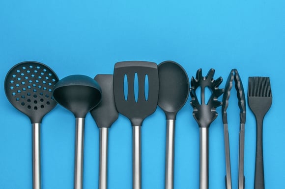 Se você ainda usa esse tipo de colher para fazer comida em casa, está prejudicando a sua saúde sem saber: as dicas de um neurocientista para escolher utensílios mais seguros na cozinha