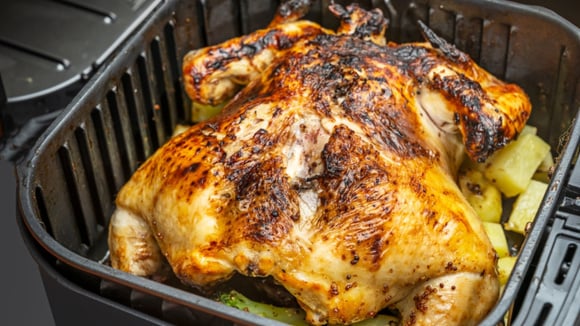 Achado inédito! Air Fryer Oster de 4,5 litros entra em promoção com 70% de desconto